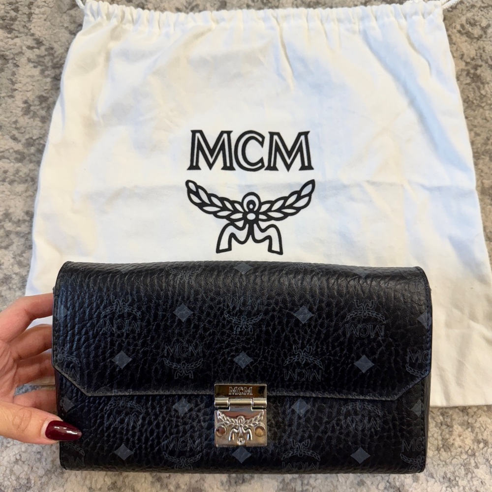 MCM Logo Black Leather Wallet On Chain